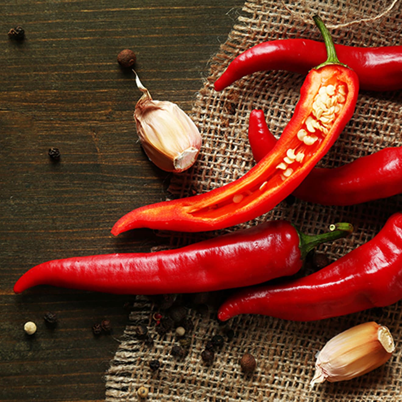 Острый перец на тарелке. Перец стручковый острый. Острый перец чили. Сорта перца чили. Перец чили какой.