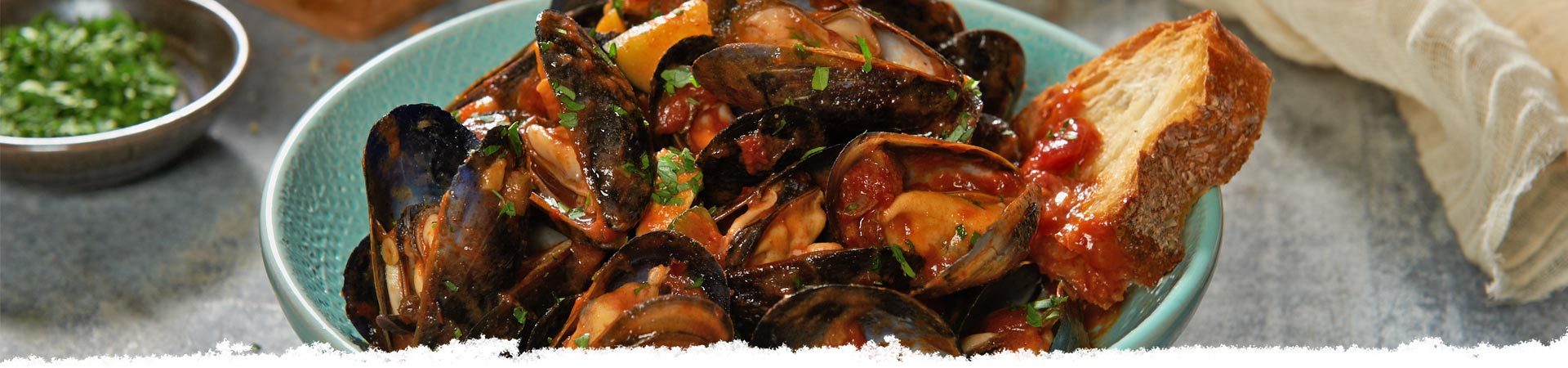 Mussels in Garlic Marinara Sauce with Garlic Bread
