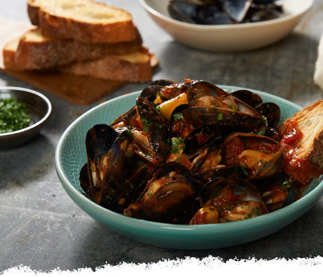 Mussels in Garlic Marinara Sauce with Garlic Bread